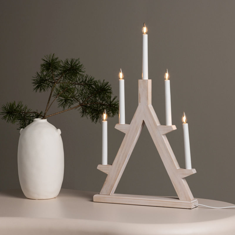 Se Ceduna - Lysestage i lyst træ med 5 Led lys, bredde 60 cm. ❤ Kæmpe udvalg i 3-nordic - Køb online på udsalg og tilbud lige nu ❤ Lav fragtpris og hurtig levering - Varenummer: 3-nordic-8303 og barcode / Ean: på lager - Udsalg på Lamper - Jule- & hyggelys - Lysestager - bordlamper Spar stort – op til 71% - Over 2.739 kendte brands på stort udsalg