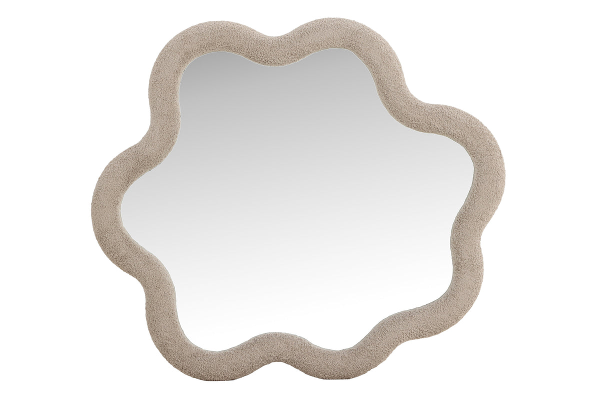 Organisk vægspejl Kungsbacka fra Venture Design i spejlglas og beige bouclé, 70 x 70 cm