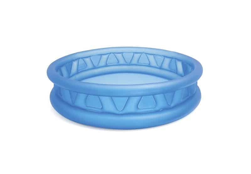 Blå Intex pool med bløde sider og oppustelig top og bundring