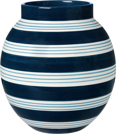 Se Holmegaard Omaggio Nuovo Vase H20,5 Mørk blå Str H:20,5 Ø:18,5 - Vaser ❤ Stort online udvalg i Holmegaard ❤ Meget billig fragt og hurtig levering: 1 - 2 hverdage - Varenummer: MGS-S00547659 og barcode / Ean: 5703779185071 på lager - Udsalg på Bolig - Interiør - Vaser & urtepotteskjulere - Vaser Spar op til 66% - Over 785 kendte brands på udsalg