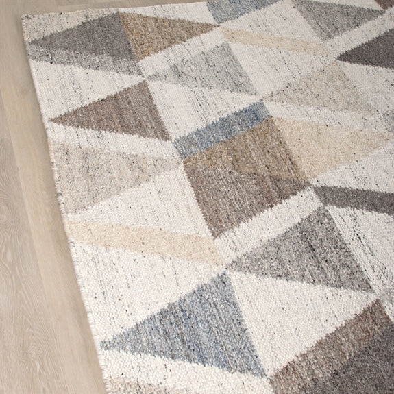 Lille Milo tæppe i Stone Multi fra HC Interior Rugs, 50 x 80 cm, med geometrisk mønster