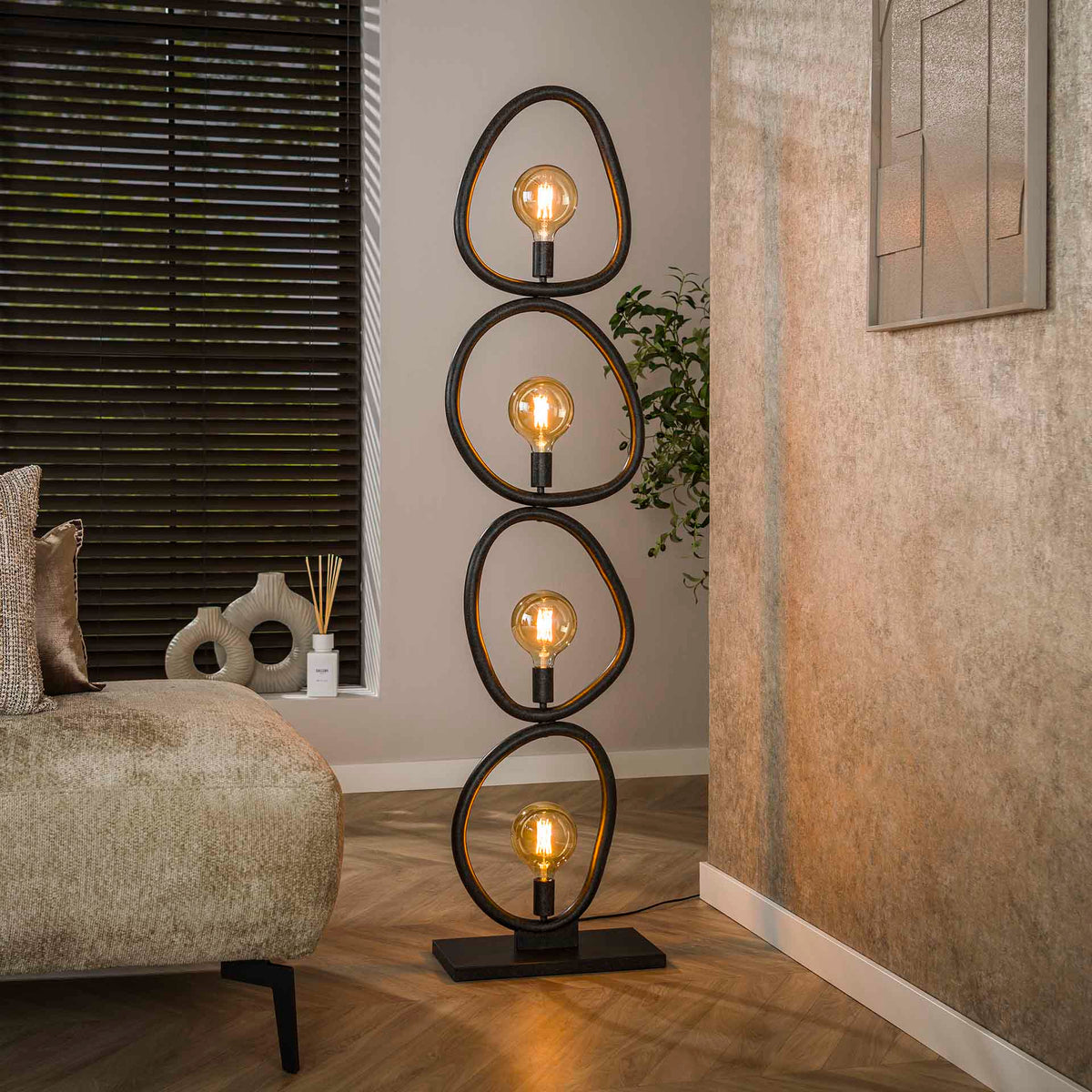 Se Munti - Gulvlampe med fire organisk formede metalringe Levering uden pære ❤ Kæmpe udvalg i 3-nordic - Køb online på udsalg og tilbud lige nu ❤ Hurtig levering til lave fragtpriser - Varenummer: 3-nordic-8819-7323 og barcode / Ean: på lager - Udsalg på Lamper - Gulvlamper Store besparelser – op til 71% - Udsalg på mere end 2.281 populære mærker