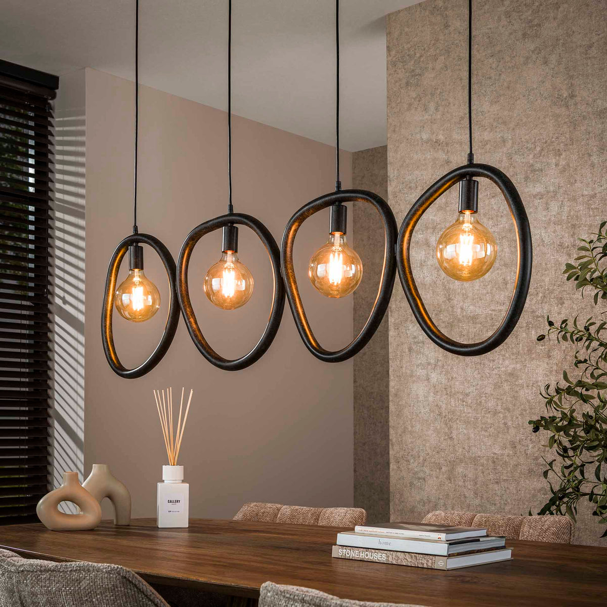 Se Munti - Loftlampe med fire organisk formede metalringe Levering uden pære ❤ Kæmpe udvalg i 3-nordic - Køb online på udsalg og tilbud lige nu ❤ Meget billig fragt og hurtig levering - Varenummer: 3-nordic-8820-7325 og barcode / Ean: på lager - Udsalg på Lamper - Loftlamper - pendler - Langbordspendler Spar helt op til 73% - Kæmpe udsalg på over 739 brands