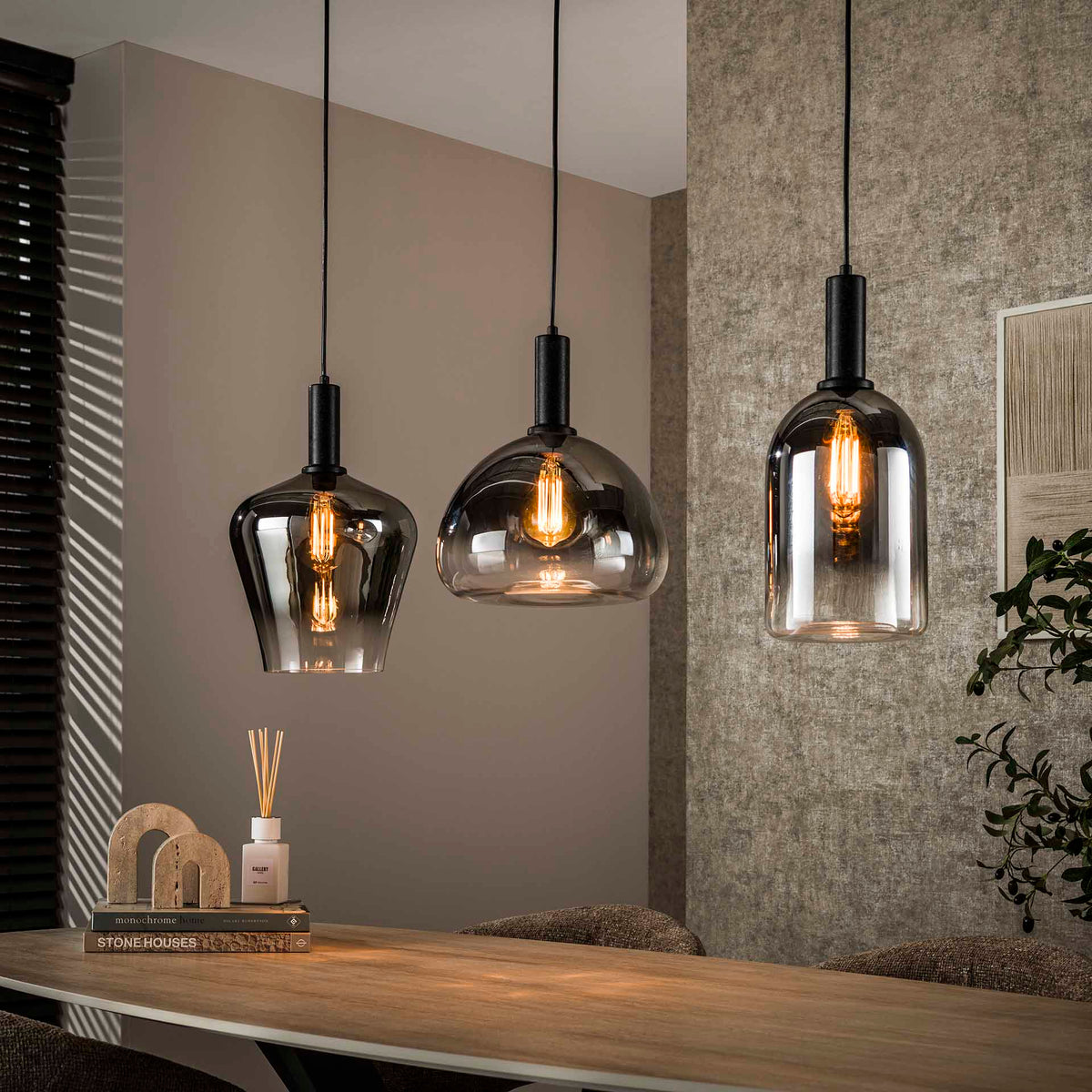 Se Lajita - Loftlampe med tre forskellige skærm designs i kromfarvet glas Levering uden pære ❤ Kæmpe udvalg i 3-nordic - Køb online på udsalg og tilbud lige nu ❤ Super billig fragt og lynhurtig levering - Varenummer: 3-nordic-8821-7327 og barcode / Ean: på lager - Udsalg på Lamper - Loftlamper - pendler - Langbordspendler Få op til 69% i rabat - Shop udsalg fra mere end 1.798 mærker