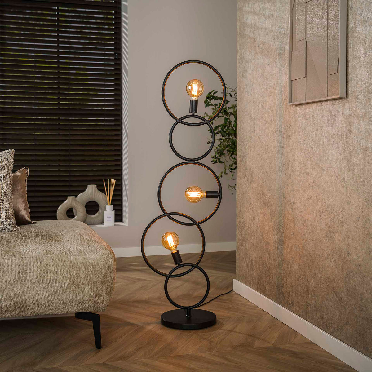 Se Vinci - Gulvlampe i sort metal med fem ringe Levering uden pære ❤ Kæmpe udvalg i 3-nordic - Køb online på udsalg og tilbud lige nu ❤ Meget billig fragt og hurtig levering - Varenummer: 3-nordic-8823-7331 og barcode / Ean: på lager - Udsalg på Lamper - Gulvlamper Op til 57% rabat - Mere end 1.329 populære mærker på udsalg