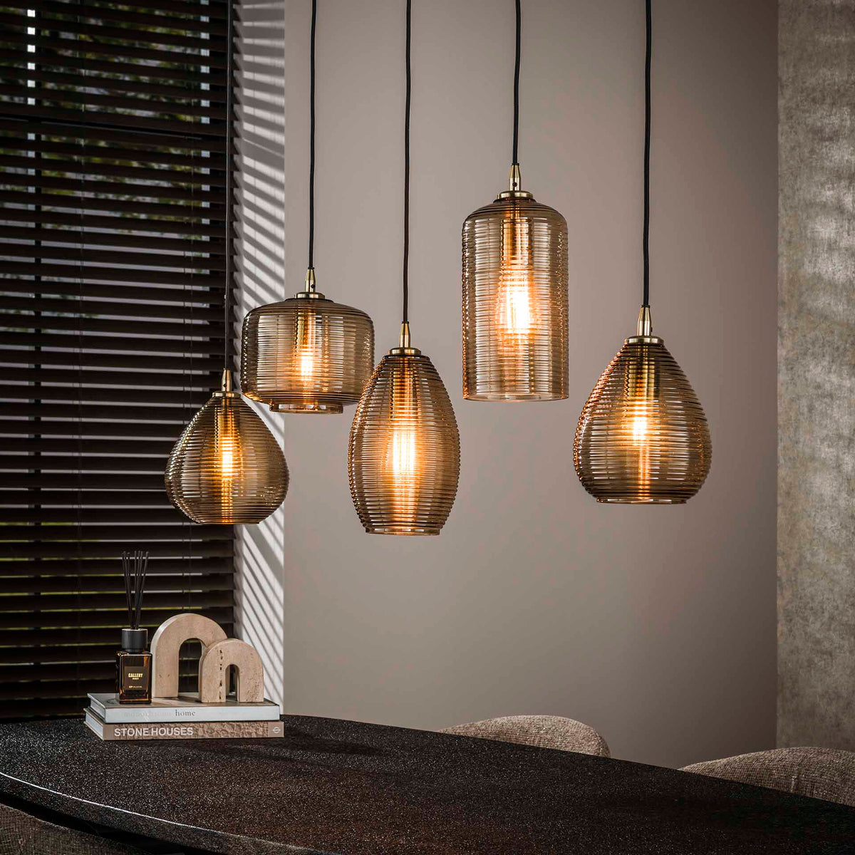 Se Teguise - Loftlampe med fem håndlavede lampeskærme i røgfarvet brunt glas Levering uden pære ❤ Kæmpe udvalg i 3-nordic - Køb online på udsalg og tilbud lige nu ❤ Meget billig fragt og hurtig levering - Varenummer: 3-nordic-8858-7345 og barcode / Ean: på lager - Udsalg på Lamper - Loftlamper - pendler - Langbordspendler Spar helt op til 73% - Kæmpe udsalg på over 739 brands