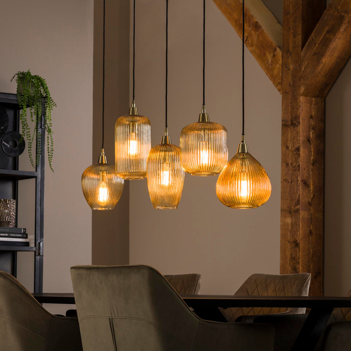 Se Player - Loftlampe med fem forskellige stribede ravfarvede glaskupler Levering uden pære ❤ Kæmpe udvalg i 3-nordic - Køb online på udsalg og tilbud lige nu ❤ Billig fragt • Hurtig levering - Varenummer: 3-nordic-3638-5632 og barcode / Ean: på lager - Udsalg på Lamper - Loftlamper - pendler - Langbordspendler Spar helt op til 79% - Stort udsalg på over 739 brands