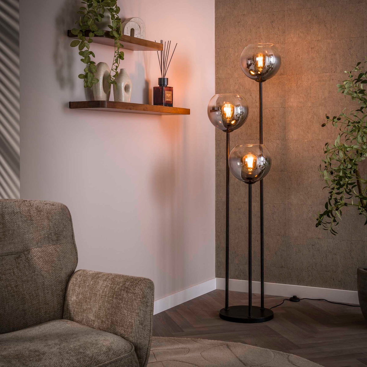 Se Lukcy - Gulvlampe med tre skærme i røget glas Levering med pære(r) ❤ Kæmpe udvalg i 3-nordic - Køb online på udsalg og tilbud lige nu ❤ Billig fragt • Hurtig levering - Varenummer: 3-nordic-8937-7388 og barcode / Ean: på lager - Udsalg på Lamper - Gulvlamper Op til 63% rabat - Mere end 1.329 populære mærker på udsalg