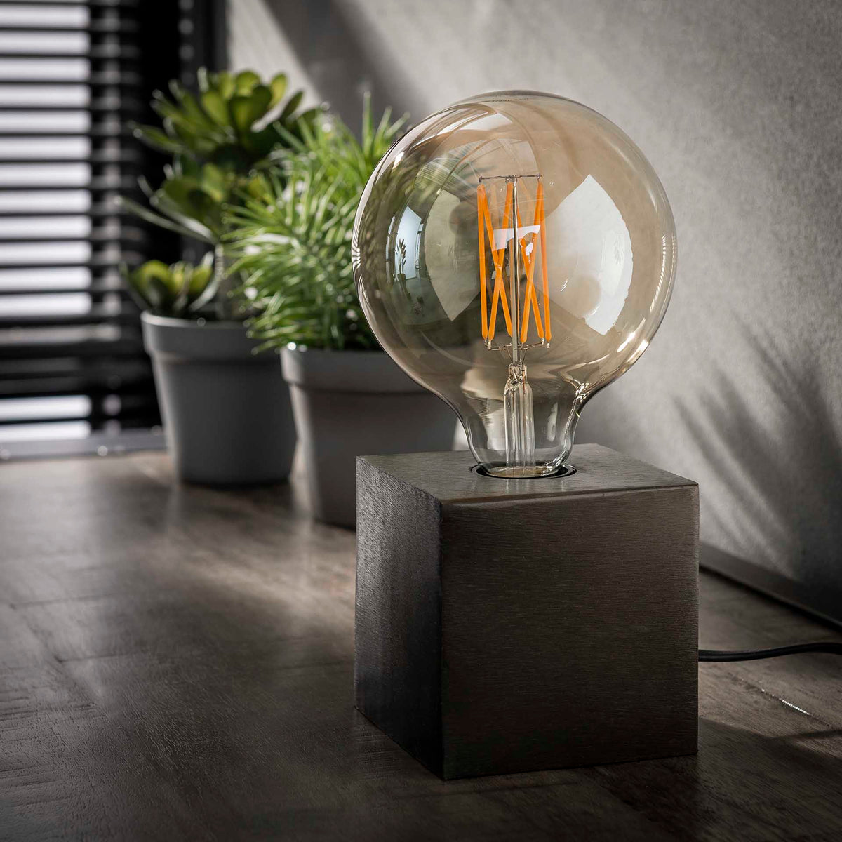 Se Cube - Bordlampe i metal med finish i sort nikkel Levering uden pære ❤ Kæmpe udvalg i 3-nordic - Køb online på udsalg og tilbud lige nu ❤ Hurtig levering til lave fragtpriser - Varenummer: 3-nordic-1567-3259 og barcode / Ean: på lager - Udsalg på Lamper - Bordlamper Spar helt op til 73% - Kæmpe udsalg på over 739 brands