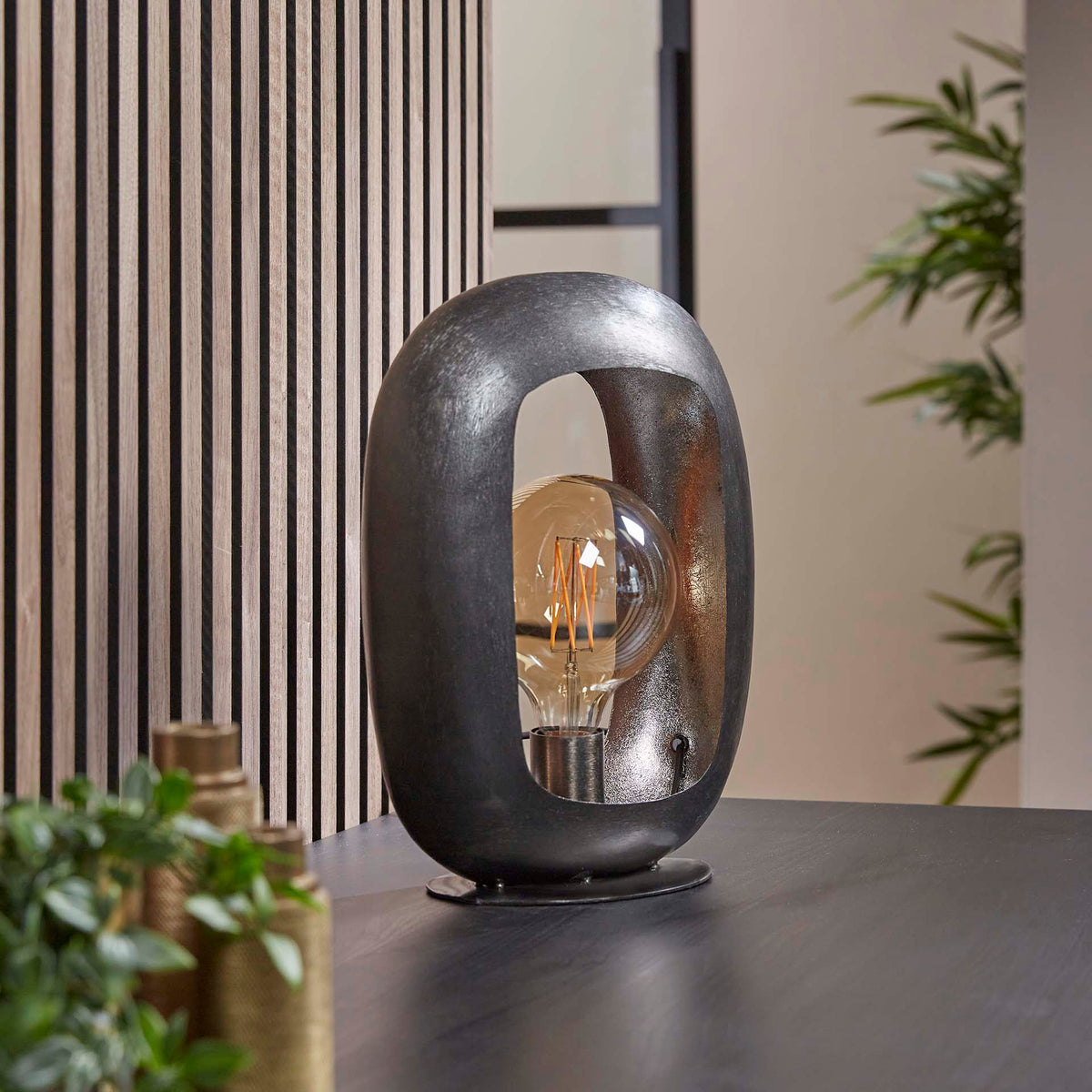 Se Cueva - Bordlampe i metal, højde 35 cm. Levering uden pære ❤ Kæmpe udvalg i 3-nordic - Køb online på udsalg og tilbud lige nu ❤ Hurtig levering til lave fragtpriser - Varenummer: 3-nordic-4902-6462 og barcode / Ean: på lager - Udsalg på Lamper - Bordlamper Få op til 63% i rabat - Shop udsalg fra mere end 1.798 mærker