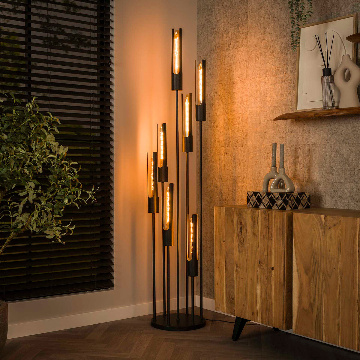 Se Pantalla - Gulvlampe med syv skærme i sort metal Levering med pære(r) ❤ Kæmpe udvalg i 3-nordic - Køb online på udsalg og tilbud lige nu ❤ Meget billig fragt og hurtig levering - Varenummer: 3-nordic-8274-7037 og barcode / Ean: på lager - Udsalg på Lamper - Gulvlamper Store besparelser – op til 67% - Udsalg på mere end 2.281 populære mærker