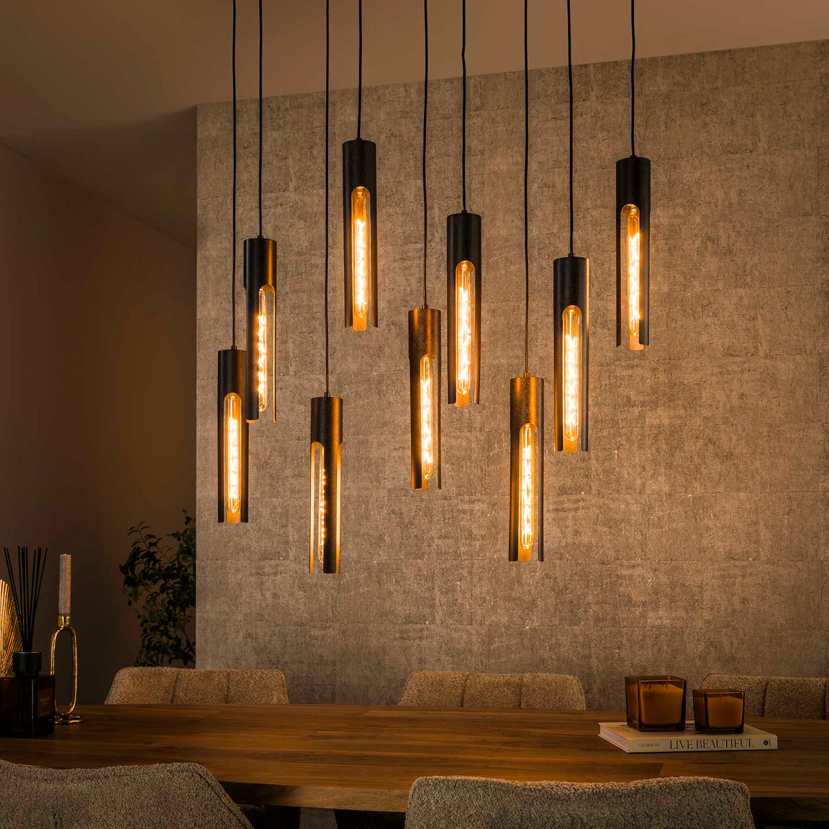 Se Pantalla - Loftlampe med ni skærme i sort metal Levering uden pære ❤ Kæmpe udvalg i 3-nordic - Køb online på udsalg og tilbud lige nu ❤ Lav fragtpris og hurtig levering - Varenummer: 3-nordic-8276-7040 og barcode / Ean: på lager - Udsalg på Lamper - Loftlamper - pendler - Langbordspendler Op til 63% rabat - Over 1.329 brands på online udsalg