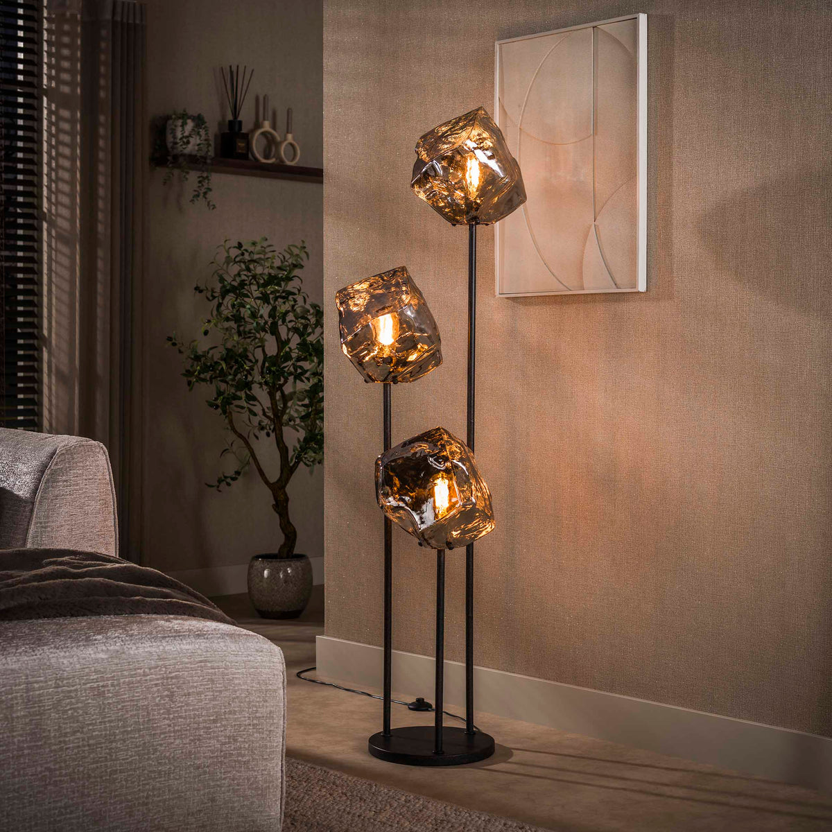 Se Rock - Gulvlampe med tre forkromede glaskupler Levering uden pære ❤ Kæmpe udvalg i 3-nordic - Køb online på udsalg og tilbud lige nu ❤ Lav fragtpris og hurtig levering - Varenummer: 3-nordic-8990-7418 og barcode / Ean: på lager - Udsalg på Lamper - Gulvlamper Spar stort – op til 59% - Eksklusivt udsalg på over 2.739 brands