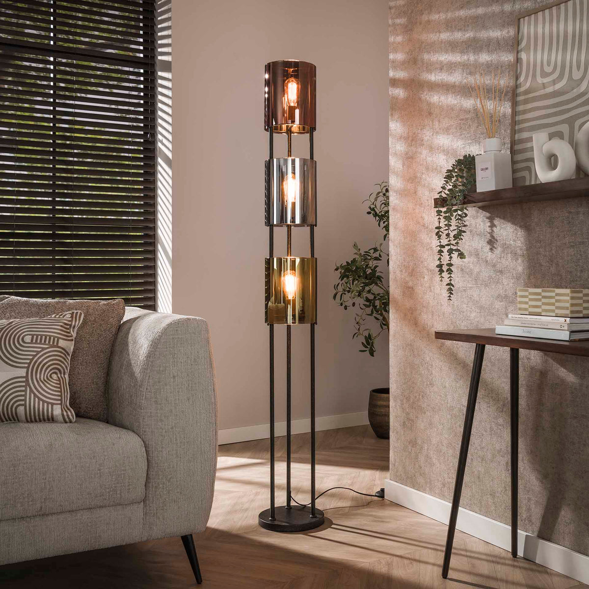 Se Aida - Gulvlampe med tre forskellige farvede glaskupler Levering uden pære ❤ Kæmpe udvalg i 3-nordic - Køb online på udsalg og tilbud lige nu ❤ Billig fragt • Hurtig levering - Varenummer: 3-nordic-8888-7358 og barcode / Ean: på lager - Udsalg på Lamper - Gulvlamper Spar stort – op til 53% - Over 2.739 brands med daglige tilbud