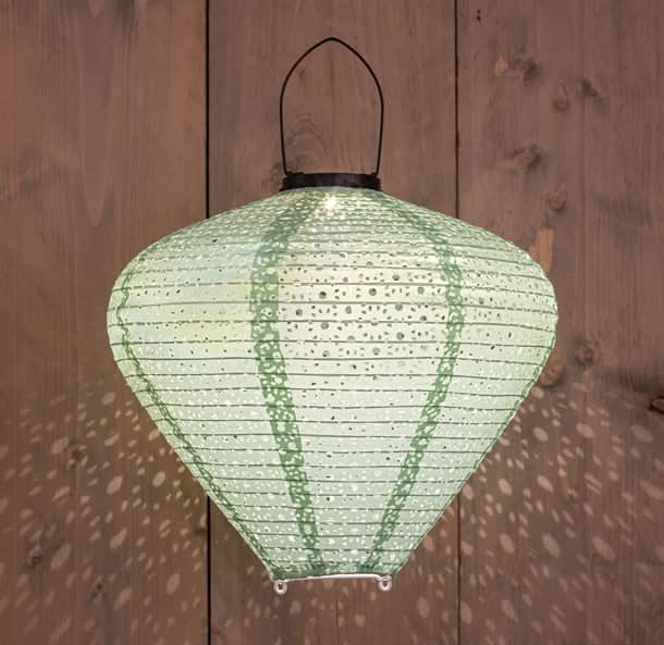 Se Dekorativ pæreformet solcellelampe i perforeret stof, i grøn farve - Udendørsbelysning > Solcellelamper > Dekorationsbelysning - Anna&