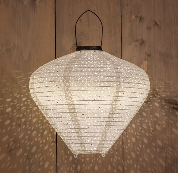 Se Dekorativ pæreformet solcellelampe i hvidt perforeret stof - Udendørsbelysning > Solcellelamper > Dekorationsbelysning - Anna&
