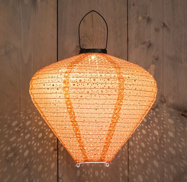Se Dekorativ pæreformet solcellelampe i perforeret stof, i lyserød farve - Udendørsbelysning > Solcellelamper > Dekorationsbelysning - Anna&