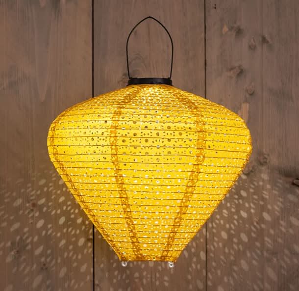 Se Dekorativ pæreformet solcellelampe i perforeret stof, i gylden orange farve - Udendørsbelysning > Solcellelamper > Dekorationsbelysning - Anna&