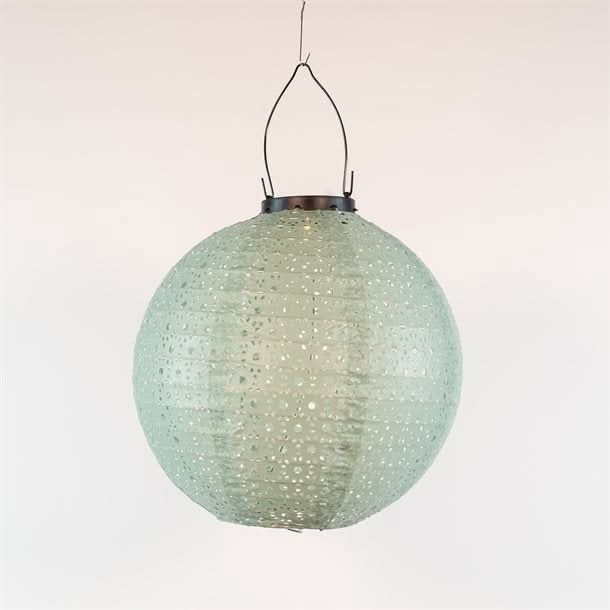 Se Dekorativ kugleformet solcellelampe i mintgrønt perforeret stof - Udendørsbelysning > Solcellelamper > Dekorationsbelysning - Anna&
