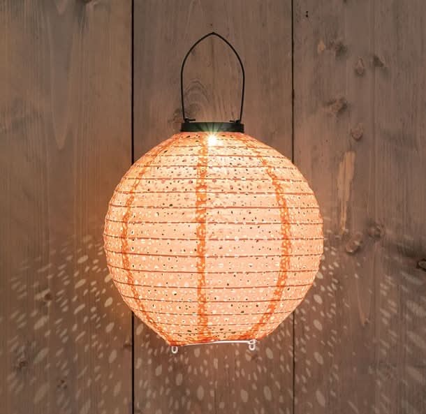 Se Dekorativ kugleformet solcellelampe i lyserødt perforeret stof - Udendørsbelysning > Solcellelamper > Dekorationsbelysning - Anna&