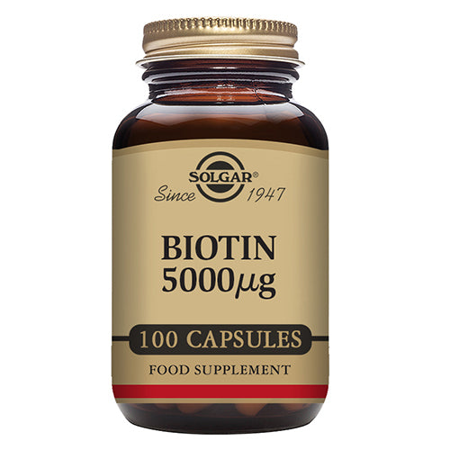 Glas med Solgar Biotin 5000 µg kosttilskud, 100 kapsler