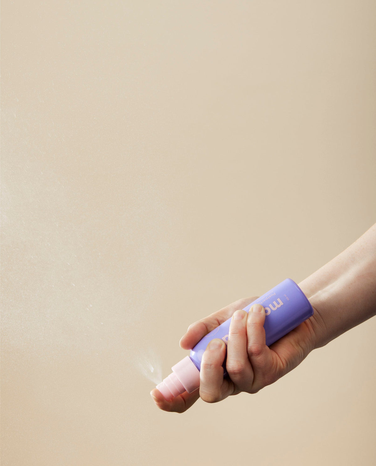 Momkind Postpartum Serum Mist i 100 ml flaske