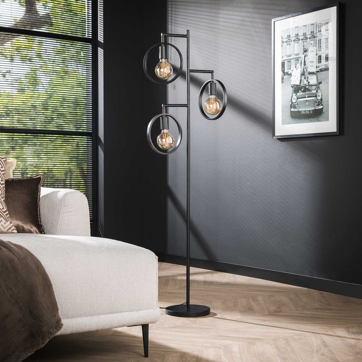 Se Wheely - Gulvlampe i sort metal med tre ringe Levering uden pære ❤ Kæmpe udvalg i 3-nordic - Køb online på udsalg og tilbud lige nu ❤ Hurtig levering til lave fragtpriser - Varenummer: 3-nordic-4879-6439 og barcode / Ean: på lager - Udsalg på Lamper - Gulvlamper Spar stort – op til 71% - Eksklusivt udsalg på over 2.739 brands