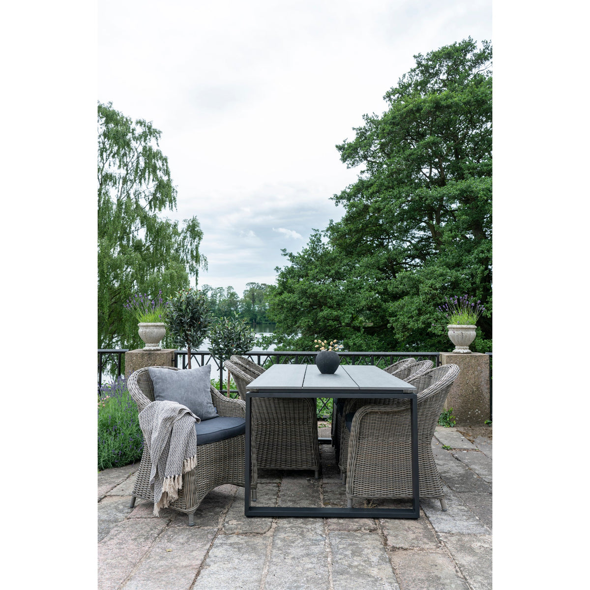 Se Denver Havebord - Bordplade i grå nonwood og sorte ben 220x100 cm ❤ Kæmpe udvalg i House Nordic - Køb online på udsalg og tilbud lige nu ❤ Super billig fragt og lynhurtig levering - Varenummer: Bolig&Haven-42408808382716 og barcode / Ean: 5713917003884 på lager - Udsalg på Op til 57% rabat - Mere end 1.329 populære mærker på udsalg