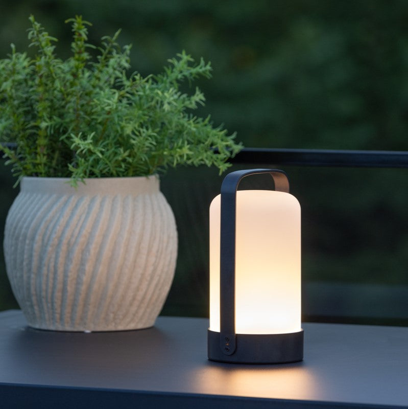 Se Comos - Udendørs bordlampe i sort metal og plast ❤ Kæmpe udvalg i 3-nordic - Køb online på udsalg og tilbud lige nu ❤ Hurtig levering til lave fragtpriser - Varenummer: 3-nordic-5804 og barcode / Ean: på lager - Udsalg på Haven - Udendørs lys Spar helt op til 79% - 2.739 kendte brands til outletpriser