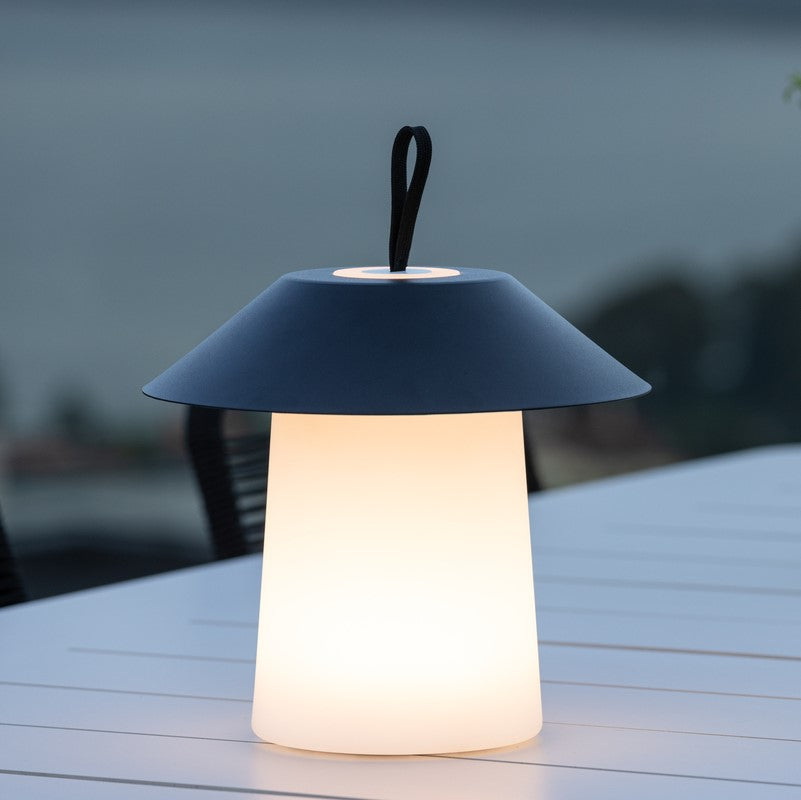 Se Bolsena - Udendørs bordlampe i sort metal og plast ❤ Kæmpe udvalg i 3-nordic - Køb online på udsalg og tilbud lige nu ❤ Billig fragt • Hurtig levering - Varenummer: 3-nordic-5806 og barcode / Ean: på lager - Udsalg på Haven - Udendørs lys Op til 57% rabat - Find tilbud fra over 2.739 mærker