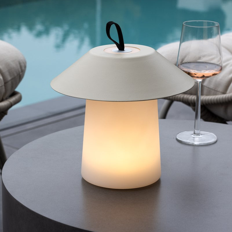 Se Bolsena - Udendørs bordlampe i beige metal og plast ❤ Kæmpe udvalg i 3-nordic - Køb online på udsalg og tilbud lige nu ❤ Hurtig levering til lave fragtpriser - Varenummer: 3-nordic-5827 og barcode / Ean: på lager - Udsalg på Haven - Udendørs lys Store besparelser – op til 77% - Udsalg på mere end 2.281 populære mærker