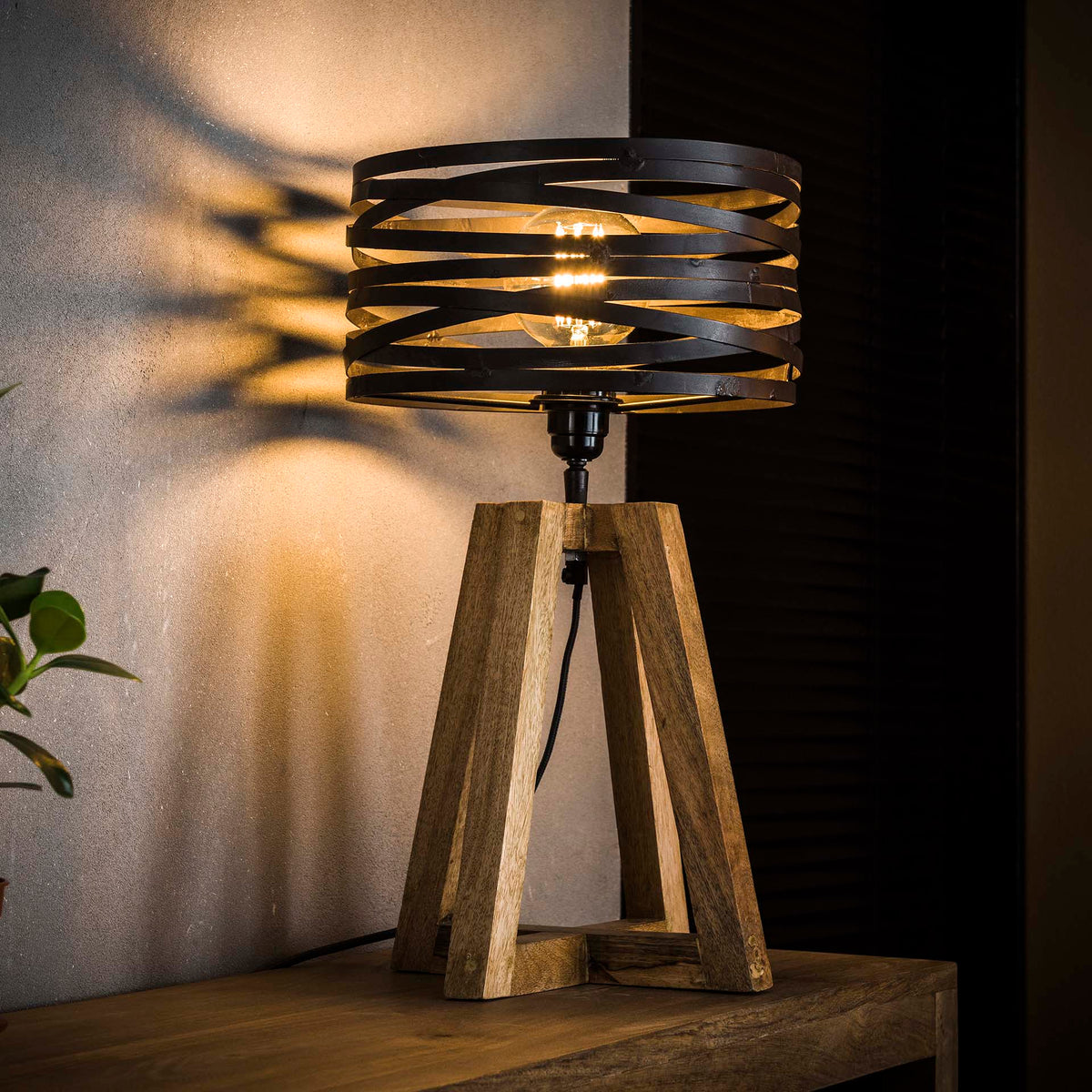 Se Tvist - Spændende bordlampe i metal og træ Levering med pære(r) ❤ Kæmpe udvalg i 3-nordic - Køb online på udsalg og tilbud lige nu ❤ Billig fragt og hurtig levering - Varenummer: 3-nordic-1895-3540 og barcode / Ean: på lager - Udsalg på Lamper - Bordlamper Store besparelser – op til 71% - Shop over 2.281 kendte brands på udsalg