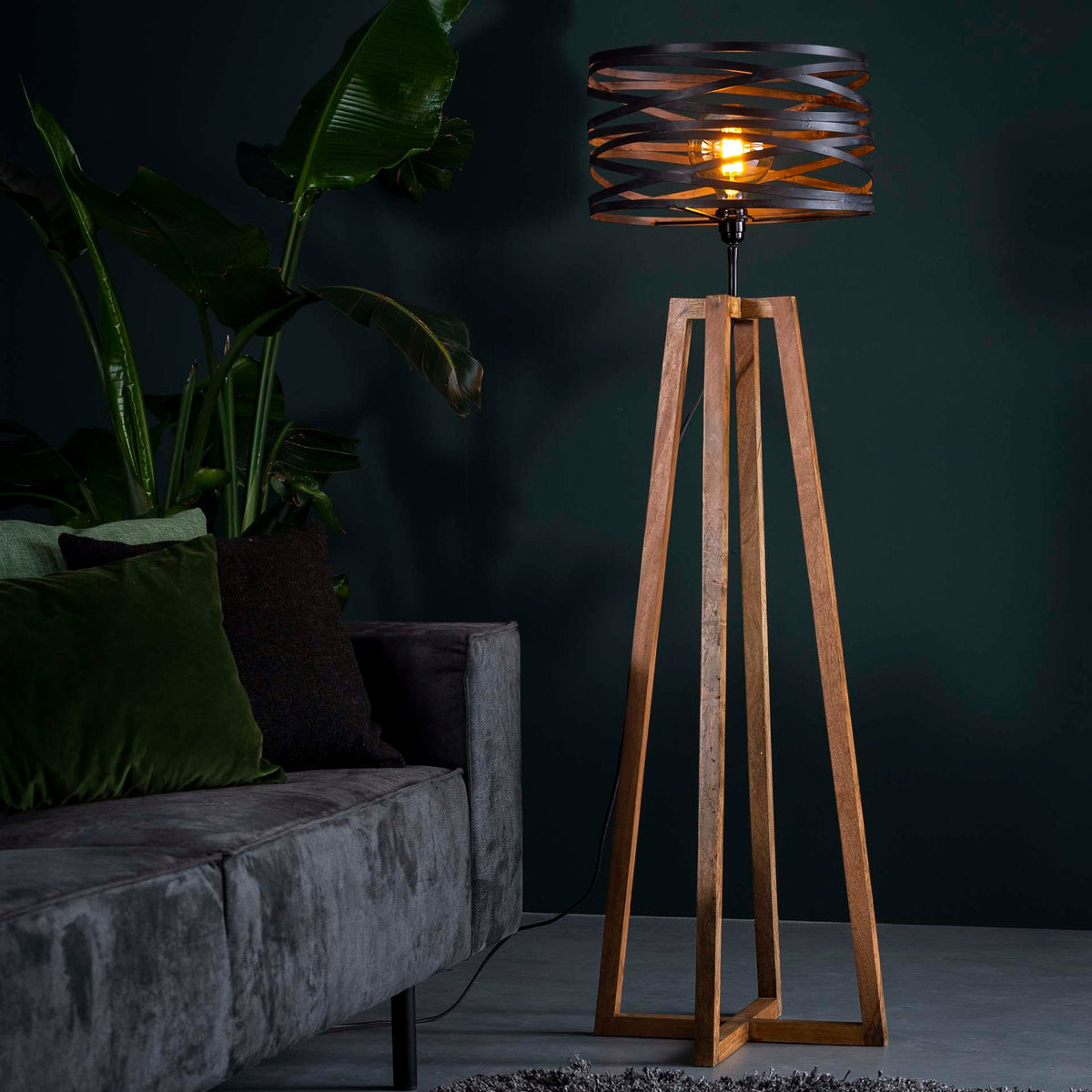 Se Tvist - Spændende gulvlampe i metal og træ Levering uden pære ❤ Kæmpe udvalg i 3-nordic - Køb online på udsalg og tilbud lige nu ❤ Super billig fragt og lynhurtig levering - Varenummer: 3-nordic-1896-3541 og barcode / Ean: på lager - Udsalg på Lamper - Gulvlamper Spar stort – op til 59% - Over 2.739 brands med kæmpe udsalg