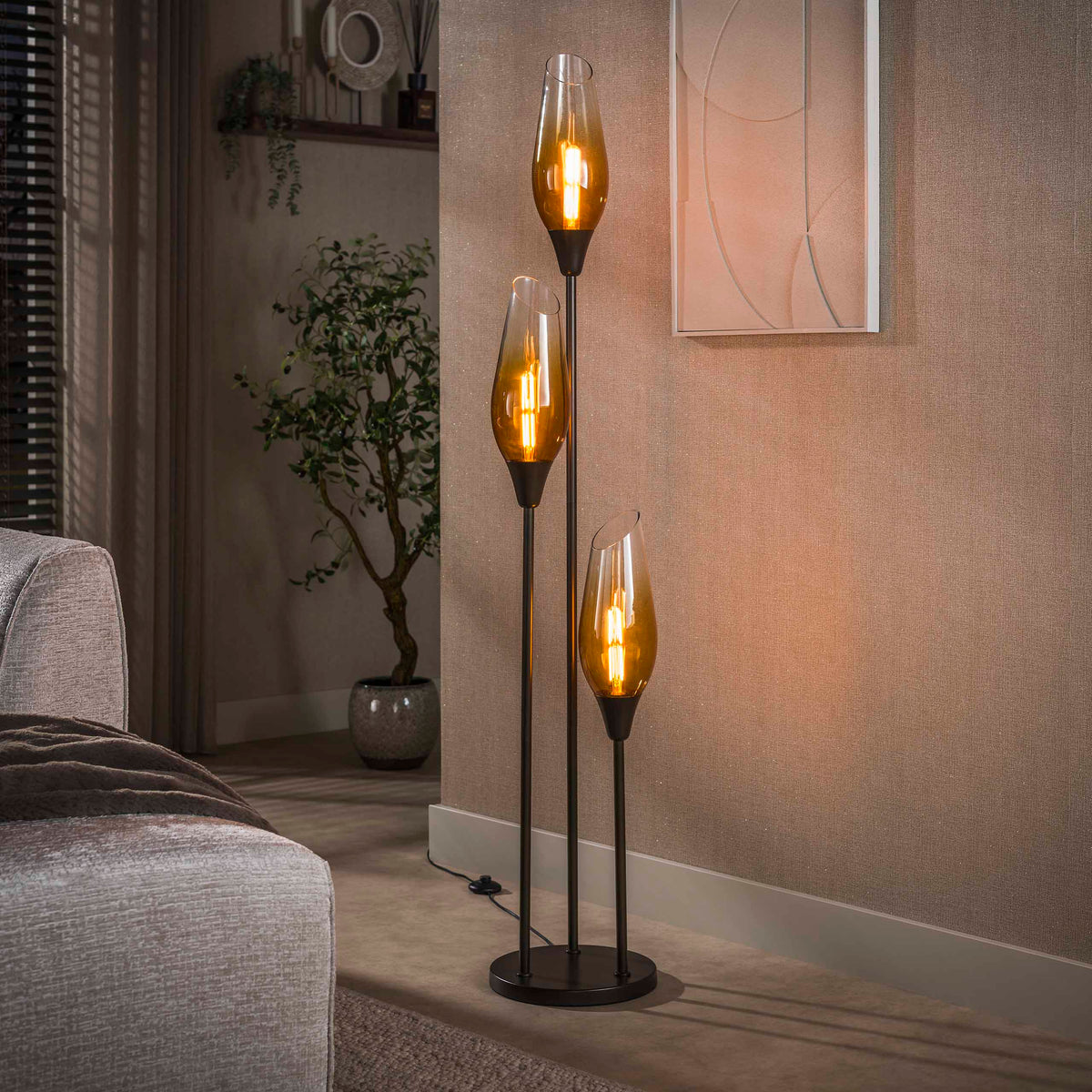 Se Kubo - Gulvlampe med tre brun farvede glasskærme, højde 168 cm Levering med pære(r) ❤ Kæmpe udvalg i 3-nordic - Køb online på udsalg og tilbud lige nu ❤ Lav fragtpris og hurtig levering - Varenummer: 3-nordic-8999-7439 og barcode / Ean: på lager - Udsalg på Lamper - Gulvlamper Store besparelser – op til 77% - Shop over 2.281 kendte brands på udsalg