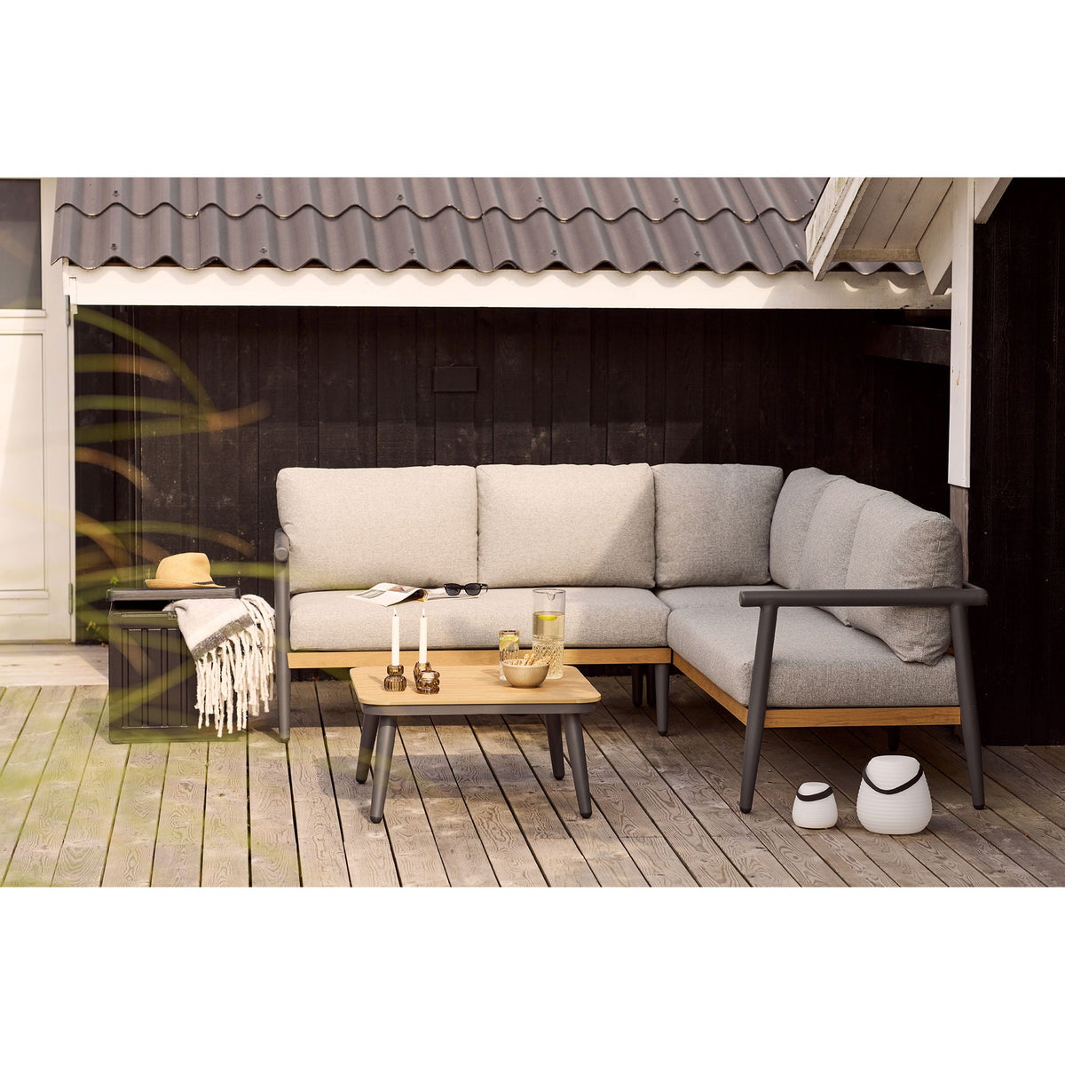 Se House Nordic Comillas Hjørne Loungesæt Aluminium Grå/beige- Hjørnesofa og Sofabord inkl. Hynder ❤ Kæmpe udvalg i House Nordic - Køb online på udsalg og tilbud lige nu ❤ Meget billig fragt og hurtig levering - Varenummer: Bolig&Haven-61256920793418 og barcode / Ean: 5713917040377 på lager - Udsalg på Store besparelser – op til 71% - Store besparelser på over 2.281 brands