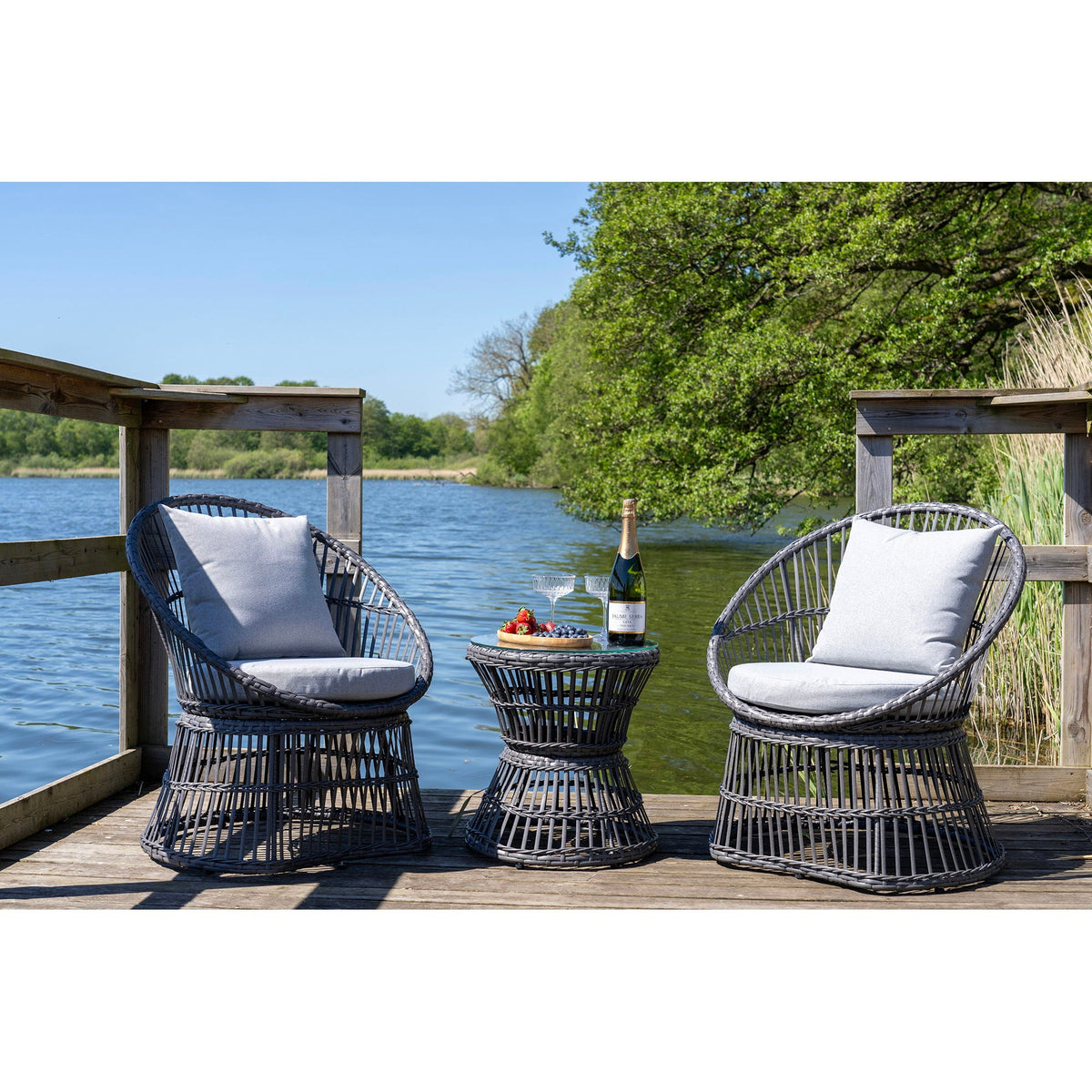 Se House Nordic - Natal Loungesæt Rattan Grå - 2 Stole og Bord inkl. Hynder ❤ Kæmpe udvalg i House Nordic - Køb online på udsalg og tilbud lige nu ❤ Lav fragtpris og hurtig levering - Varenummer: Bolig&Haven-61247407456586 og barcode / Ean: 5713917027941 på lager - Udsalg på Store besparelser – op til 67% - Store besparelser på over 2.281 brands