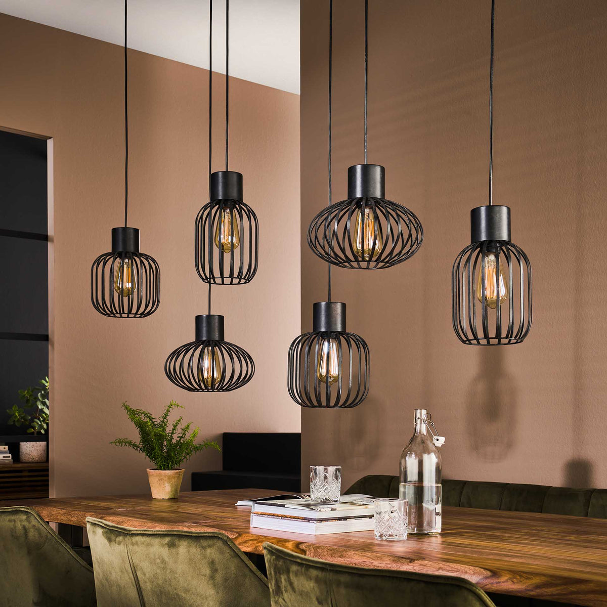 Se Luke - Loftlampe med seks metalskærme i forskellige former Levering uden pære ❤ Kæmpe udvalg i 3-nordic - Køb online på udsalg og tilbud lige nu ❤ Billig fragt og hurtig levering - Varenummer: 3-nordic-4848-6390 og barcode / Ean: på lager - Udsalg på Lamper - Loftlamper - pendler - Langbordspendler Op til 61% rabat - 2.739 brands med vilde rabatter