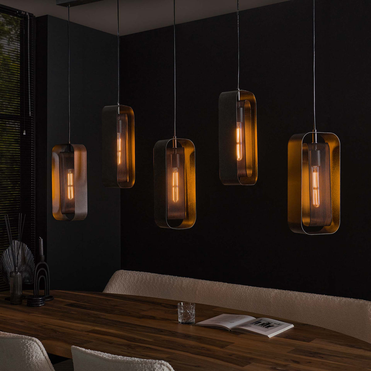 Se Doblas - Loftlampe i sort metal med fem skærme Levering uden pære ❤ Kæmpe udvalg i 3-nordic - Køb online på udsalg og tilbud lige nu ❤ Super billig fragt og lynhurtig levering - Varenummer: 3-nordic-5742-6777 og barcode / Ean: på lager - Udsalg på Lamper - Loftlamper - pendler - Langbordspendler Få op til 63% i rabat - Over 1.798 brands samlet på udsalg
