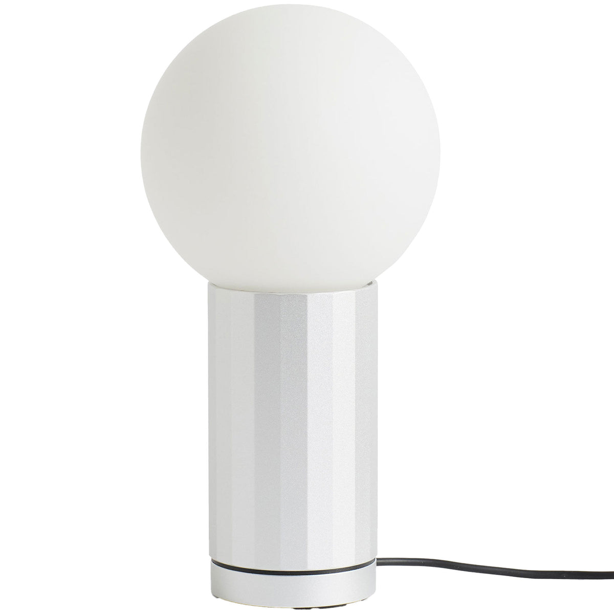Hay Turn On bordlampe med facetslebet base af aluminium og kugleformet opalglaspære