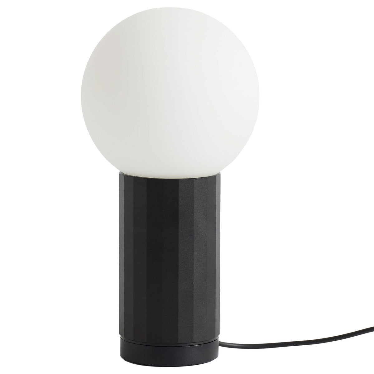 Hay Turn On bordlampe i sort med kugleformet globe af opalglas