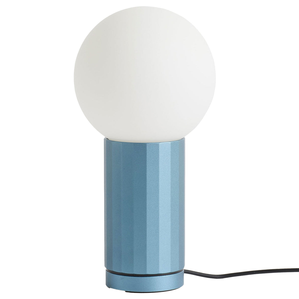 Blå Hay Turn On bordlampe med kugleformet opalglas og facetslebet base
