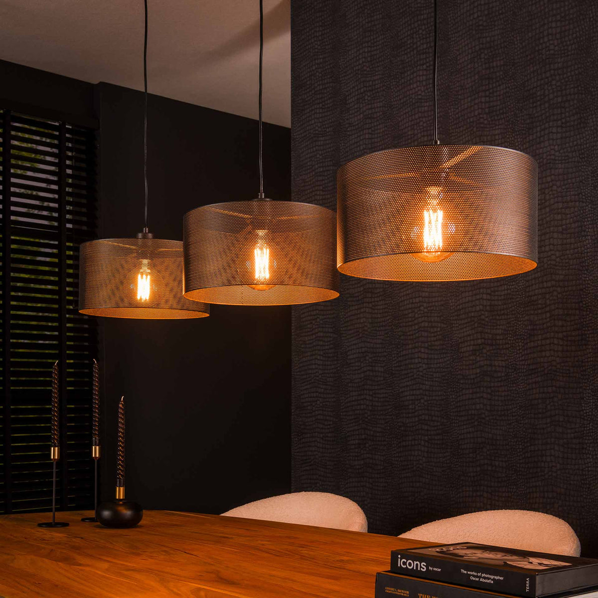 Se Drum - Loftlampe med tre runde skærme i artic sort metal Levering med pære(r) ❤ Kæmpe udvalg i 3-nordic - Køb online på udsalg og tilbud lige nu ❤ Billig fragt og hurtig levering - Varenummer: 3-nordic-5247-6514 og barcode / Ean: på lager - Udsalg på Lamper - Loftlamper - pendler - Langbordspendler Store besparelser – op til 77% - Store besparelser på over 2.281 brands