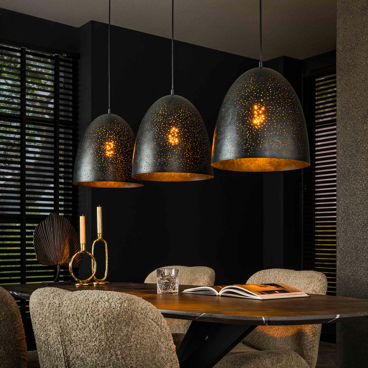 Se Aronas - Loftlampe med tre skærme i sort hullet metal Levering med pære(r) ❤ Kæmpe udvalg i 3-nordic - Køb online på udsalg og tilbud lige nu ❤ Super billig fragt og lynhurtig levering - Varenummer: 3-nordic-5706-6716 og barcode / Ean: på lager - Udsalg på Lamper - Loftlamper - pendler - Langbordspendler Spar stort – op til 53% - Eksklusivt udsalg på over 2.739 brands