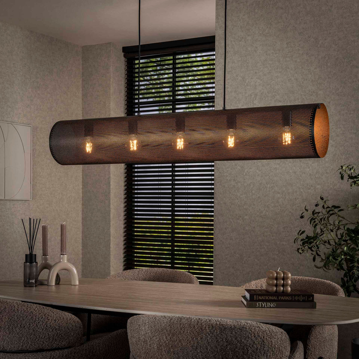 Se Rollo - Loftlampe i cylinderformet sort perforeret metal, længde 120 cm. Levering med pære(r) ❤ Kæmpe udvalg i 3-nordic - Køb online på udsalg og tilbud lige nu ❤ Meget billig fragt og hurtig levering - Varenummer: 3-nordic-8404-7124 og barcode / Ean: på lager - Udsalg på Lamper - Loftlamper - pendler - Langbordspendler Store besparelser – op til 71% - Udsalg på mere end 2.281 populære mærker