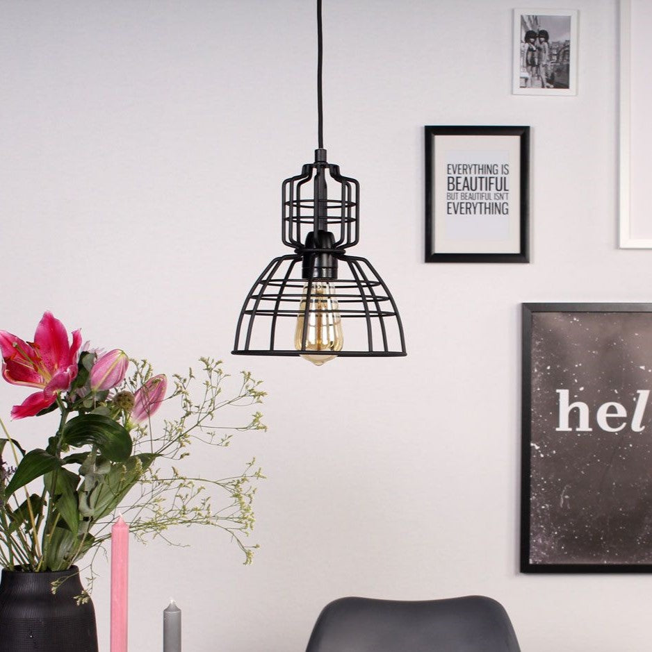 Se Moretti - pendel i sort metal gitter design ❤ Kæmpe udvalg i 3-nordic - Køb online på udsalg og tilbud lige nu ❤ Lav fragtpris og hurtig levering - Varenummer: 3-nordic-4354 og barcode / Ean: på lager - Udsalg på Lamper - Loftlamper - pendler - Pendler med 1 skærm Spar helt op til 79% - Kæmpe udsalg på over 739 brands