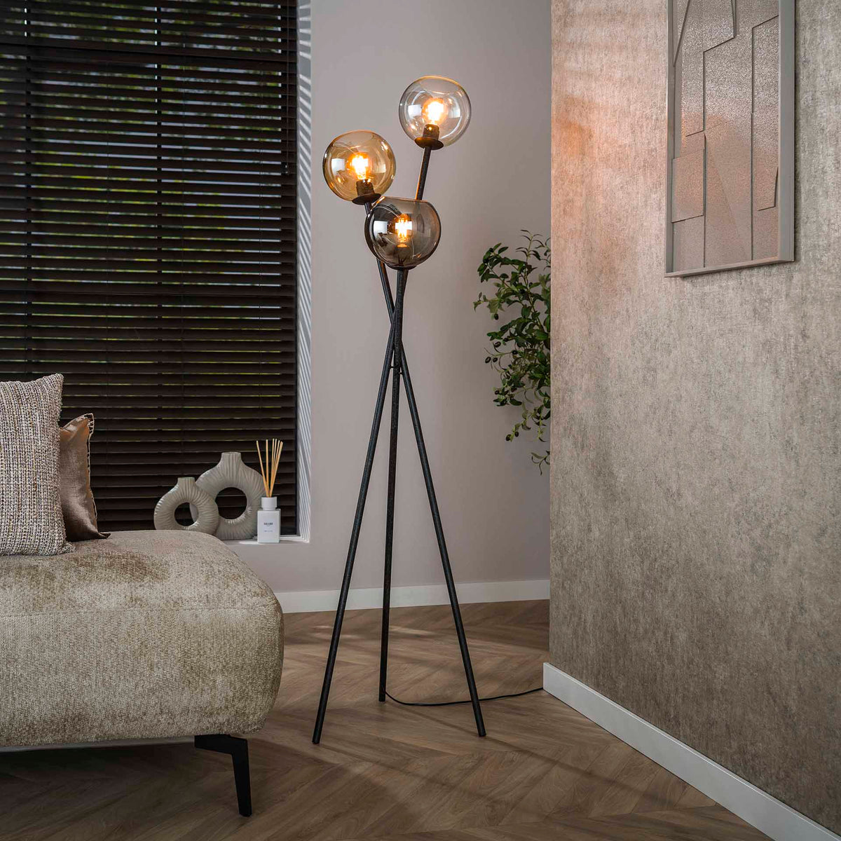 Se Tripood - Gulvlampe med tre glaskupler Levering uden pære ❤ Kæmpe udvalg i 3-nordic - Køb online på udsalg og tilbud lige nu ❤ Lav fragtpris og hurtig levering - Varenummer: 3-nordic-8825-7335 og barcode / Ean: på lager - Udsalg på Lamper - Gulvlamper Spar helt op til 57% - Stort udsalg på over 739 brands