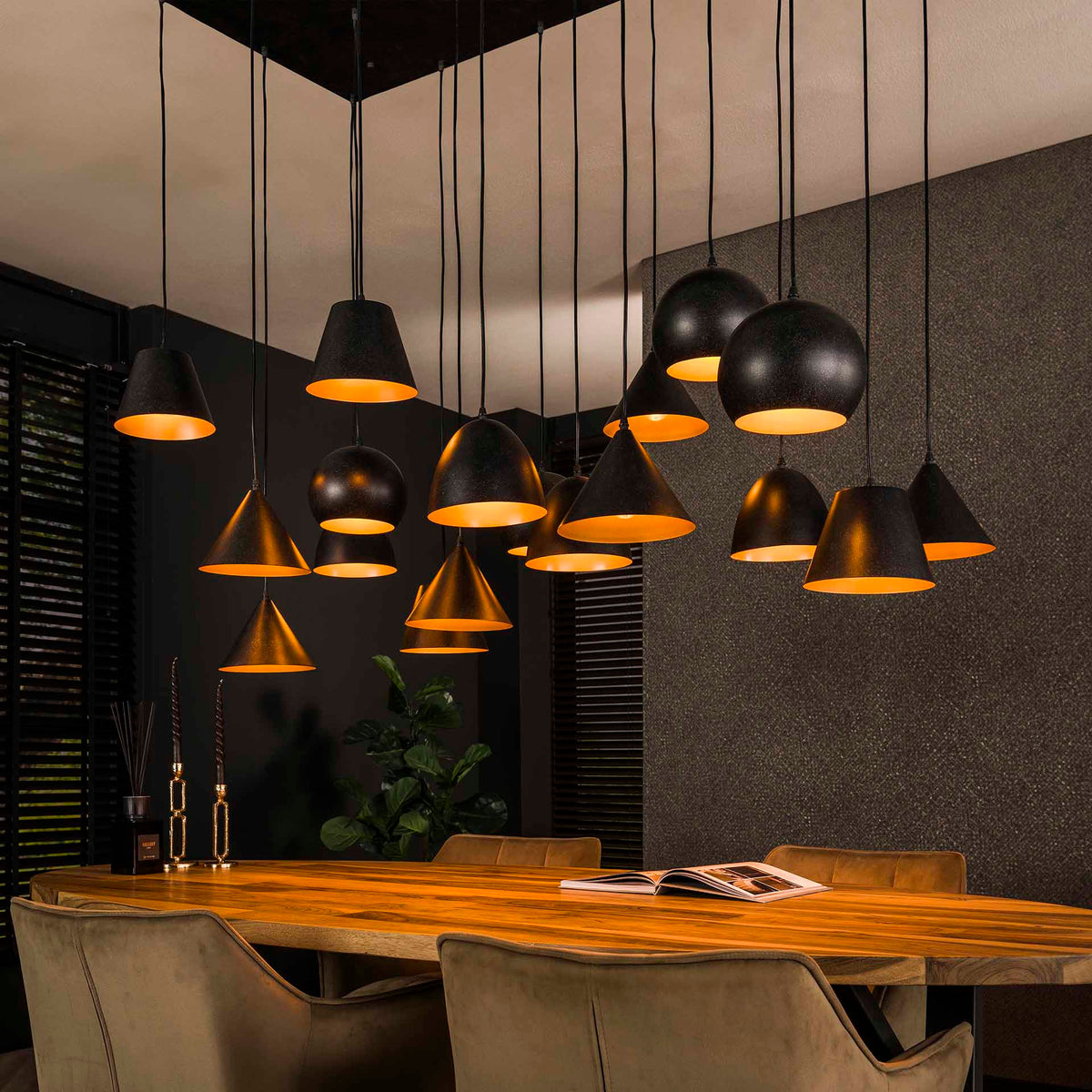 Se Many -Loftlampe med 18 skærme i sort metal Levering uden pære ❤ Kæmpe udvalg i 3-nordic - Køb online på udsalg og tilbud lige nu ❤ Billig fragt • Hurtig levering - Varenummer: 3-nordic-5730-6769 og barcode / Ean: på lager - Udsalg på Lamper - Loftlamper - pendler - Langbordspendler Få op til 67% i rabat - Find over 1.798 brands på udsalg