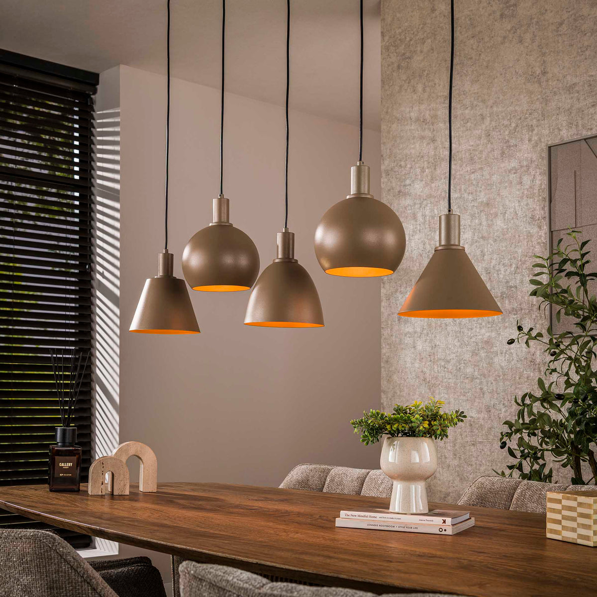 Se Itica - Loftlampe med fem forskellig formede lampeskærme i beige metal Levering uden pære ❤ Kæmpe udvalg i 3-nordic - Køb online på udsalg og tilbud lige nu ❤ Billig fragt og hurtig levering - Varenummer: 3-nordic-8889-7360 og barcode / Ean: på lager - Udsalg på Lamper - Loftlamper - pendler - Langbordspendler Op til 57% rabat - Find tilbud fra over 2.739 mærker