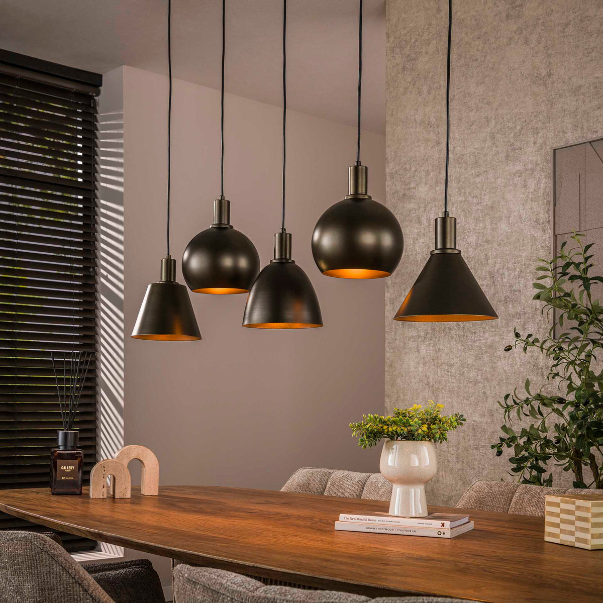 Se Itica - Loftlampe med fem forskellig formede lampeskærme i Sienna brun metal Levering med pære(r) ❤ Kæmpe udvalg i 3-nordic - Køb online på udsalg og tilbud lige nu ❤ Hurtig levering til lave fragtpriser - Varenummer: 3-nordic-8890-7363 og barcode / Ean: på lager - Udsalg på Lamper - Loftlamper - pendler - Langbordspendler Spar stort – op til 71% - 2.739+ brands samlet til lave priser