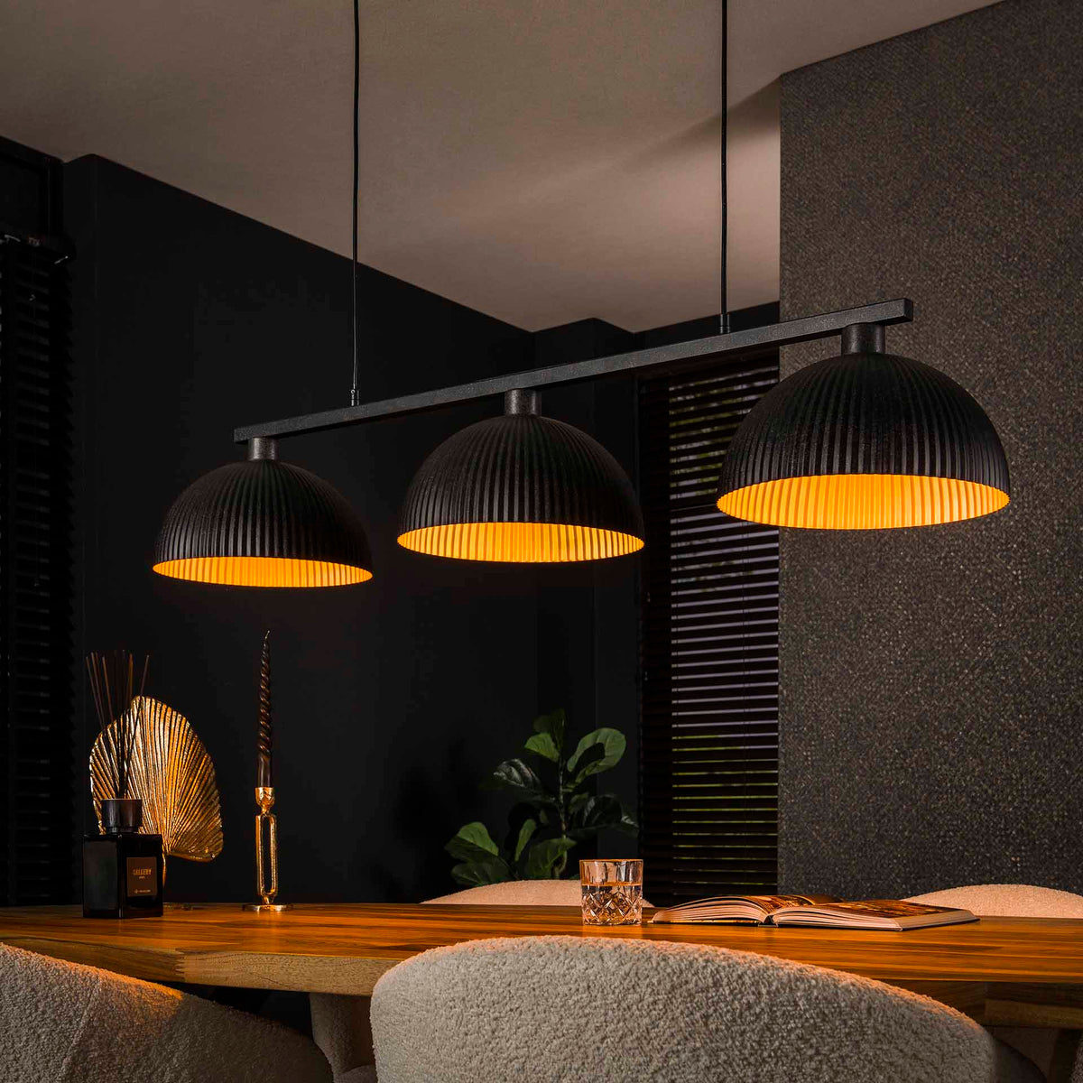 Se Ranua- Loftlampe med tre skærme i rillet sort metal Levering uden pære ❤ Kæmpe udvalg i 3-nordic - Køb online på udsalg og tilbud lige nu ❤ Lav fragtpris og hurtig levering - Varenummer: 3-nordic-5709-6725 og barcode / Ean: på lager - Udsalg på Lamper - Loftlamper - pendler - Langbordspendler Spar helt op til 79% - Over 739 kendte brands på udsalg